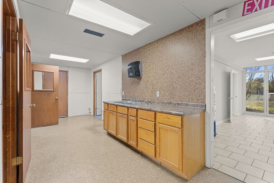 More Photos Of 3401 NNE Loop 323, Tyler Light Distribution For Sale