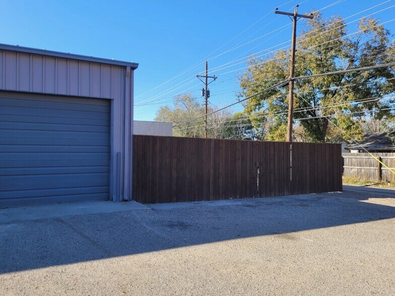 More Photos Of 2006 50th St, Lubbock Flex For Lease