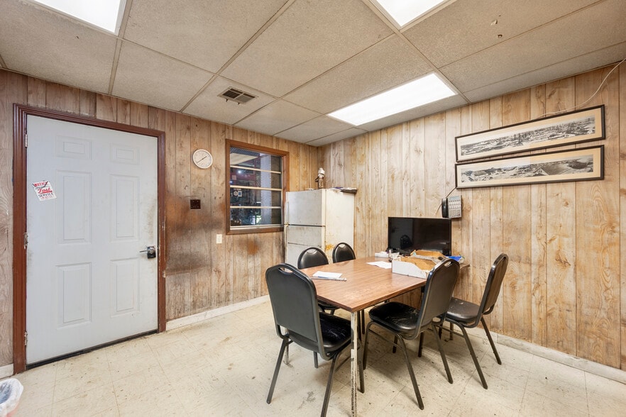 More Photos Of 6015 Ridgemont St, Houston Warehouse For Lease