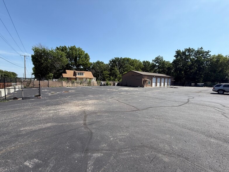 More Photos Of 11413 Hickman Mills Dr, Kansas City Industrial For Lease