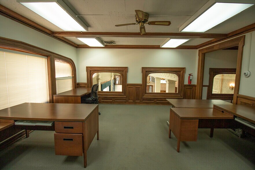 More Photos Of 301 Columbia St, Lafayette Office For Lease