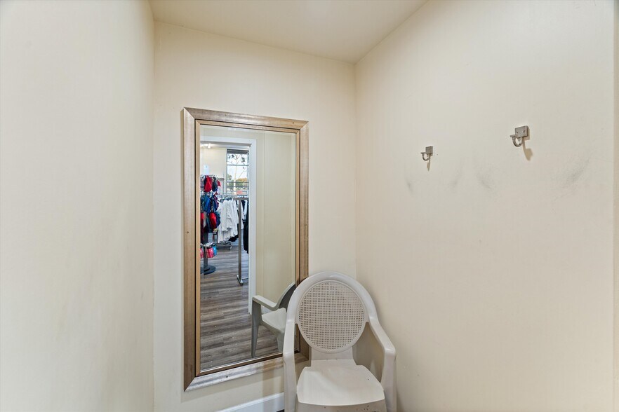 More Photos Of 500 E Willow St, Long Beach General Retail For Sale