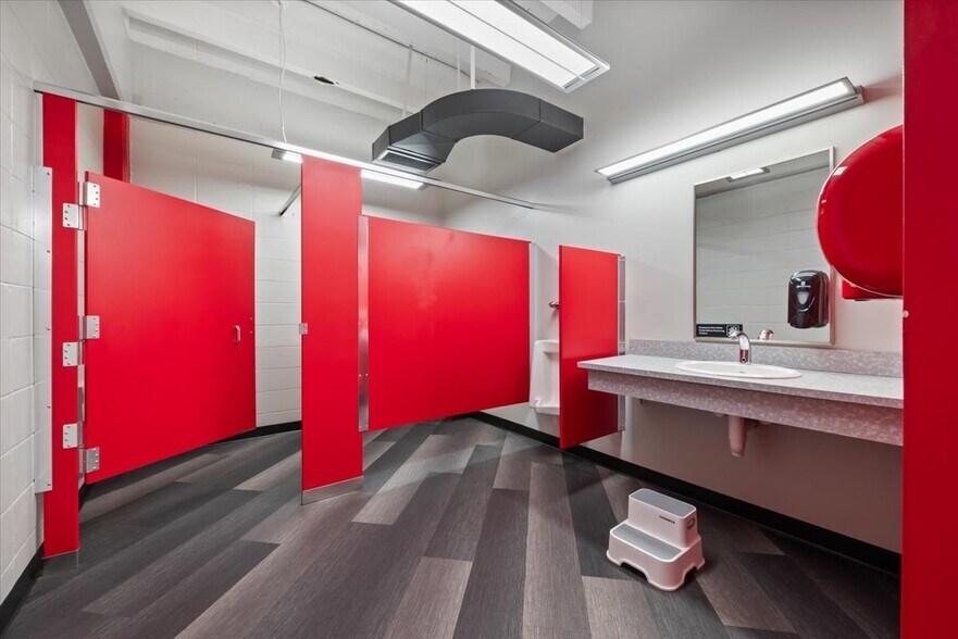 More Photos Of 7 S 4th St, Council Bluffs Health Club For Sale