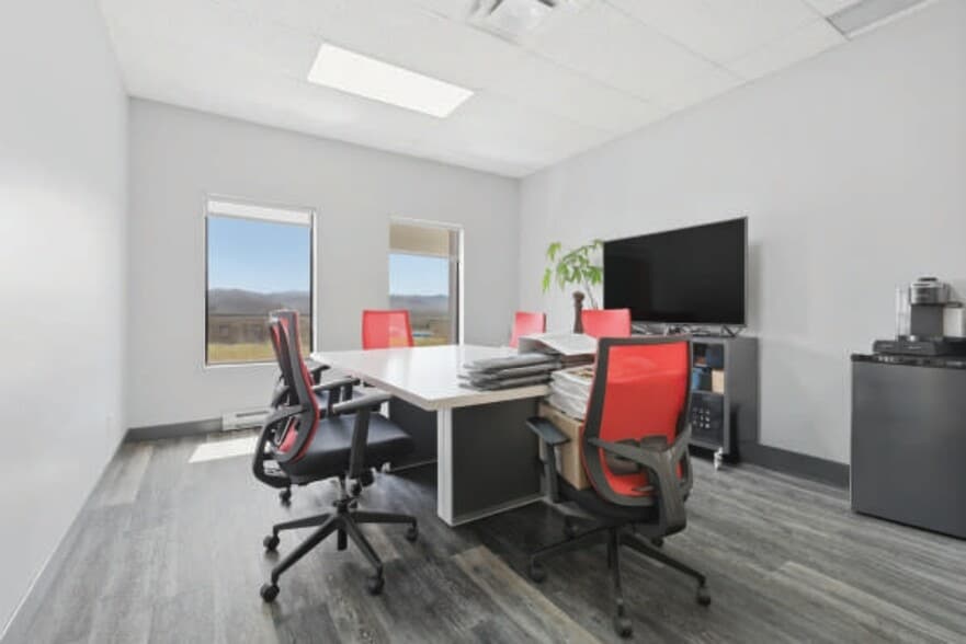 More Photos Of 8905 Boul Henri-Bourassa O, Saint-Laurent Showroom For Sale