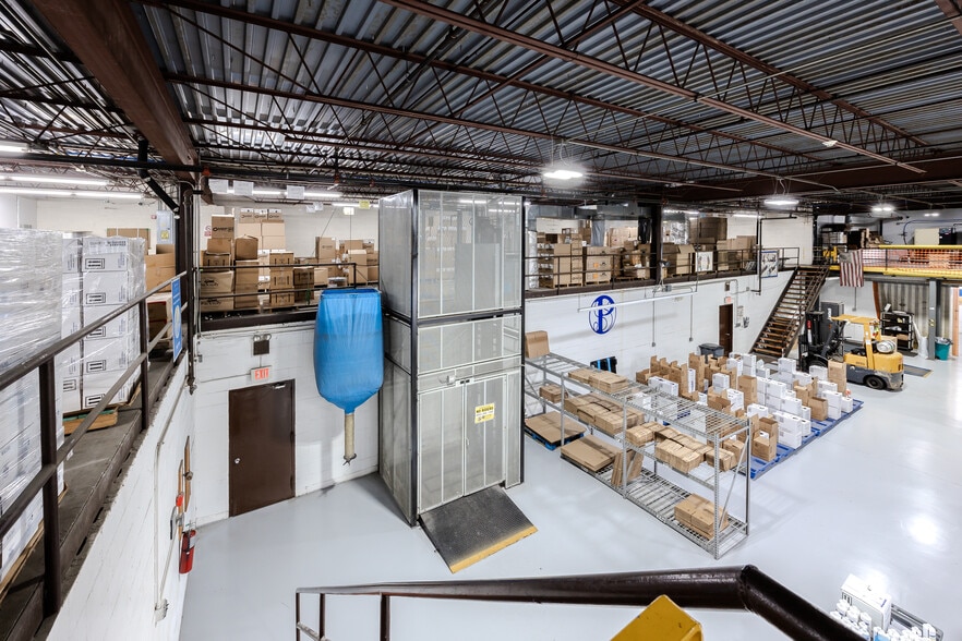 More Photos Of 70 Cleveland Ave, Bay Shore Warehouse For Sale