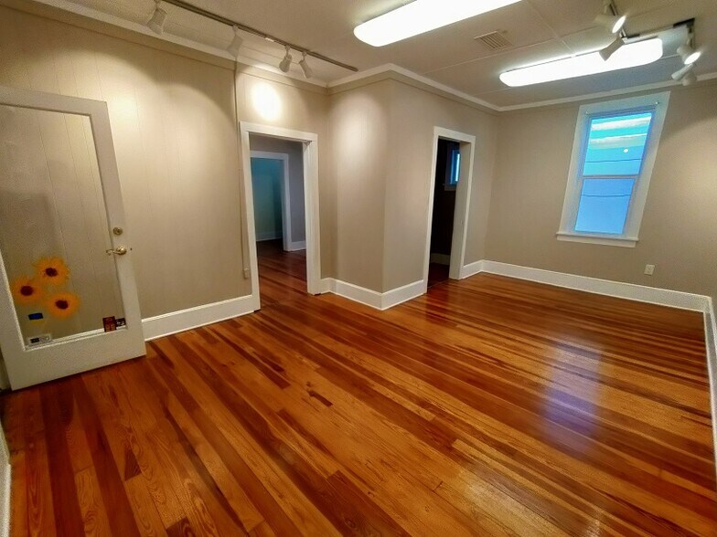 More Photos Of 438-442 N Donnelly St, Mount Dora Storefront For Lease
