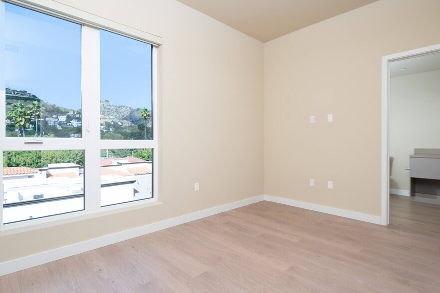 More Photos Of 1511 N Fairfax Ave, Los Angeles Apartments For Lease