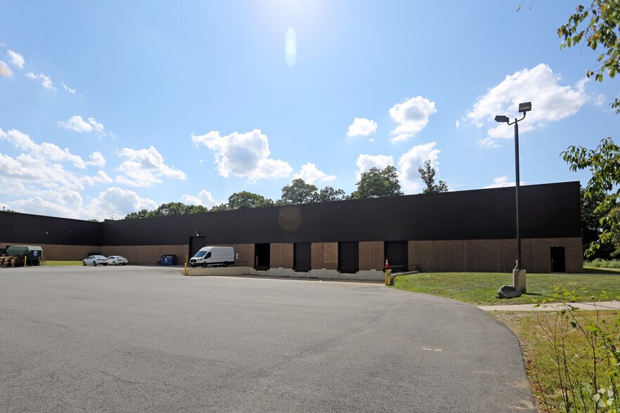 More Photos Of 122 Kissel Rd, Burlington Warehouse For Lease