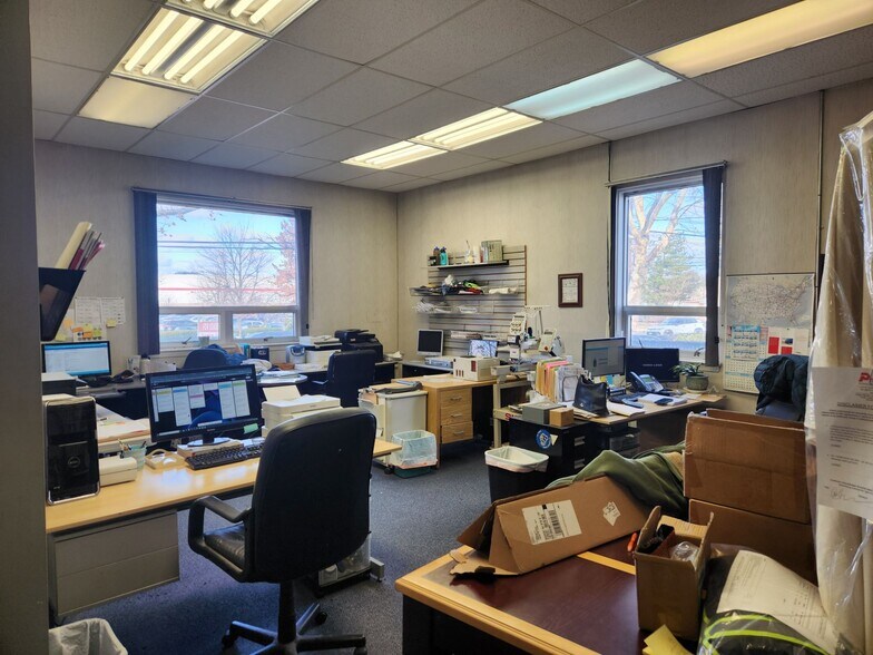 More Photos Of 1166-1200 W Chestnut St, Union Township Showroom For Lease