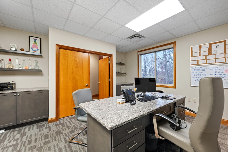 More Photos Of 9155 Governors Way, Cincinnati Office For Sale