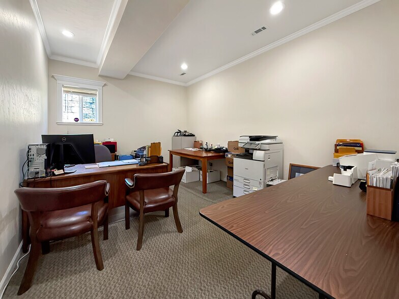 More Photos Of 624 Fleet St, Brookings Office For Sale