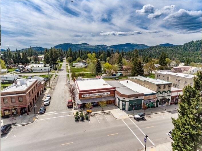 More Photos Of 6210 W Maine St, Spirit Lake Freestanding For Lease