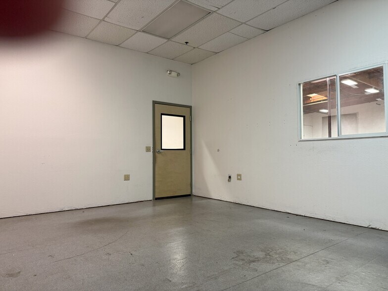 More Photos Of 7442 Vincent Cir, Huntington Beach Manufacturing For Lease