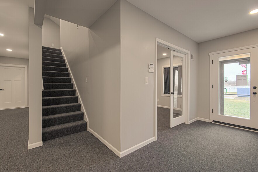 More Photos Of 1600 SW Market St, Lee's Summit Office For Sale