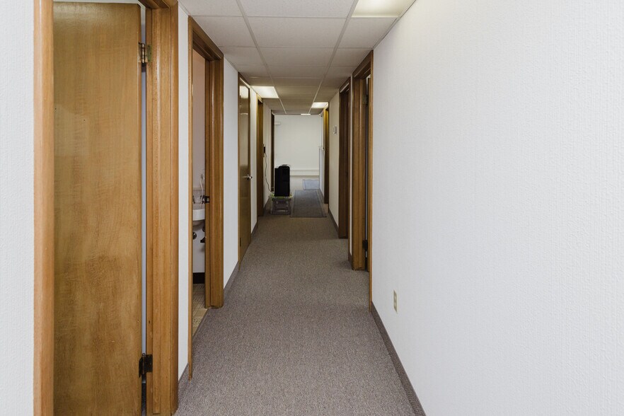More Photos Of 506 Main St, Hollandale Office For Sale