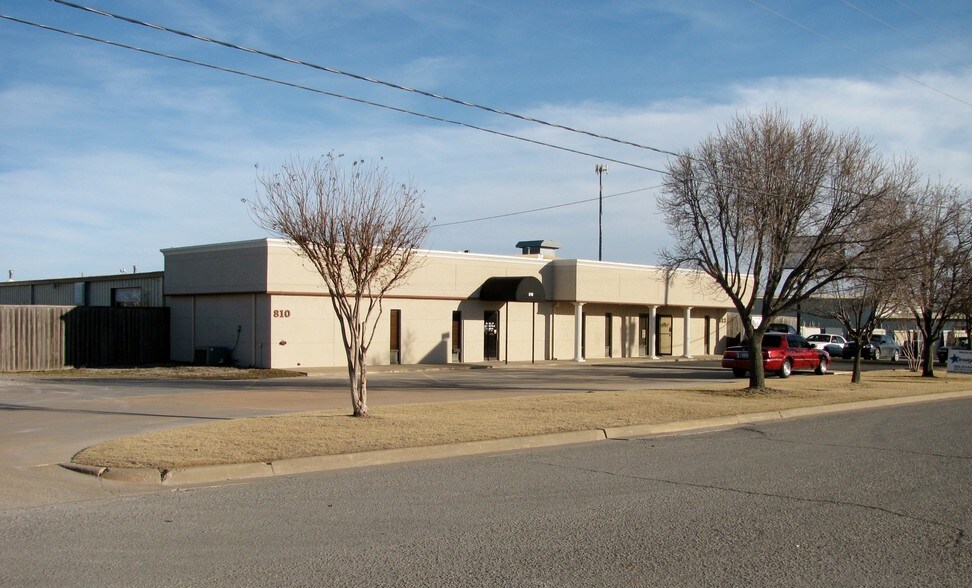 More Photos Of 810-812 SE 3rd St, Lawton Light Manufacturing For Sale
