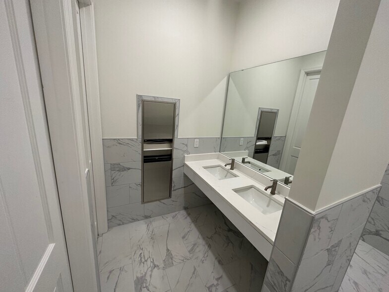 More Photos Of 406 Enterprise Dr, Oxford Office For Sale