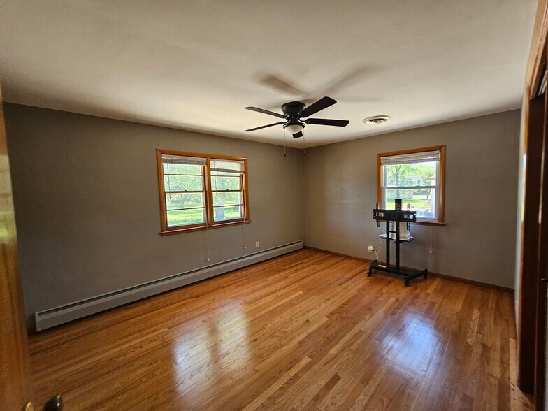 More Photos Of 2708 45th Ave, Highland Office For Sale