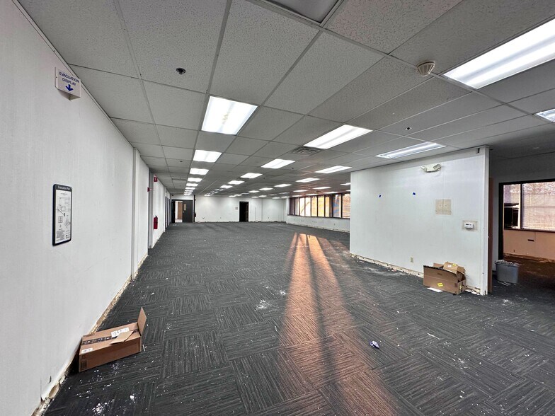 More Photos Of 15203 S Commerce Dr, Dearborn Manufacturing For Lease