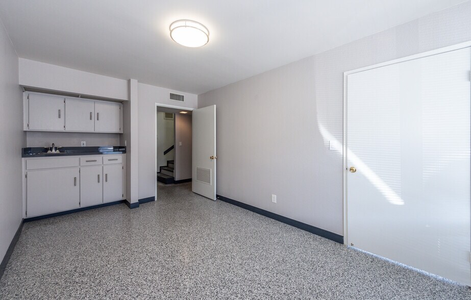 More Photos Of 711 W 17th St, Costa Mesa Light Manufacturing For Lease