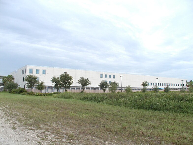 More Photos Of 251 International Pky, Sunrise Warehouse For Lease