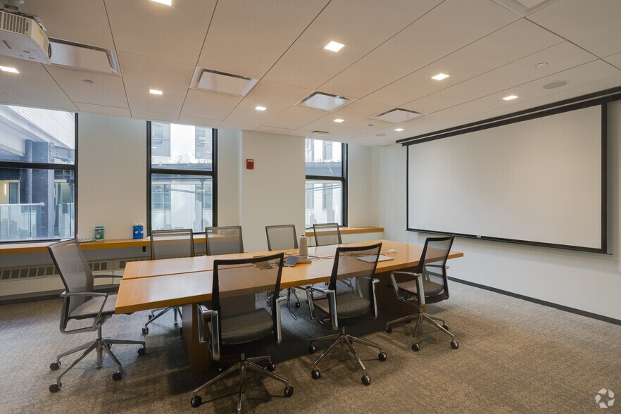 More Photos Of 300 W Adams St, Chicago Office For Sale