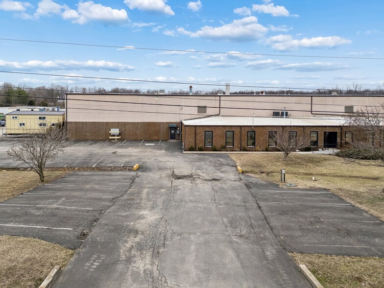 More Photos Of 411 Industrial Dr, White House Manufacturing For Lease