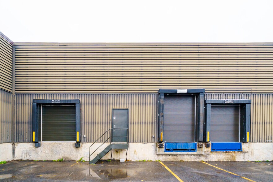More Photos Of 955 Av Saint-Jean-Baptiste, Québec Distribution For Lease