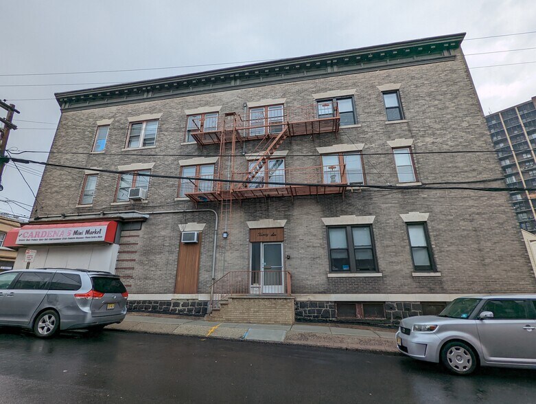 Primary Photo Of 390 Fairview Ave, Fairview Apartments For Sale