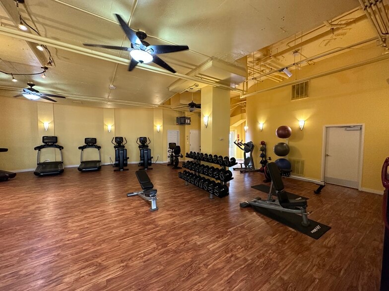 More Photos Of 4 W University Pky, Baltimore Hotel For Lease