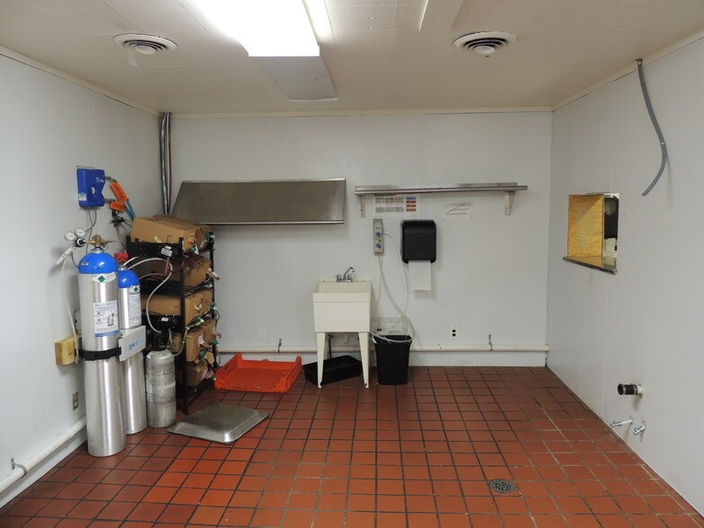 More Photos Of 1745 Midland Trl, Shelbyville Storefront Retail Office For Lease