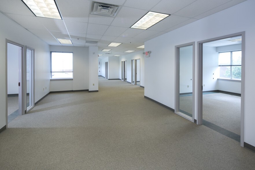 More Photos Of 910 W Basin Rd, New Castle Unknown For Lease