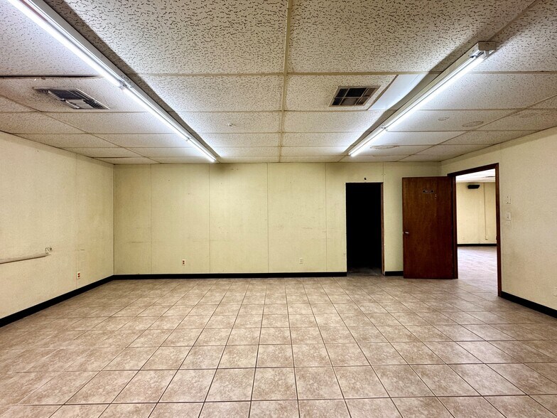 More Photos Of 420 W Dakota Ave, Chickasha Office For Sale