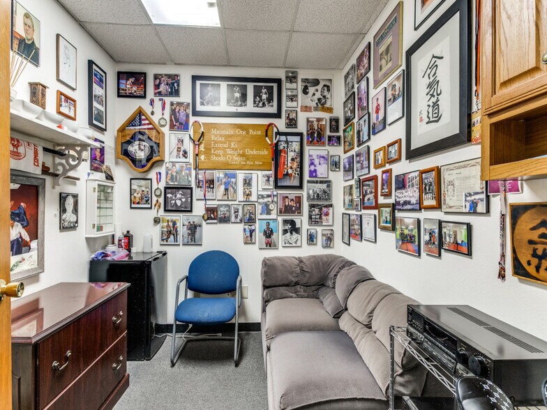 More Photos Of 10606 Shady Trl, Dallas Showroom For Sale