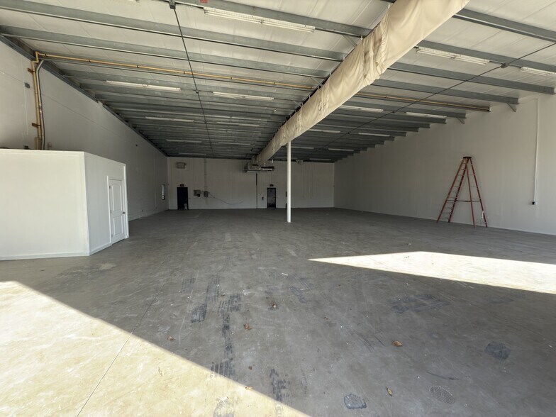 More Photos Of 4366 Louis Ave, Holiday Warehouse For Lease