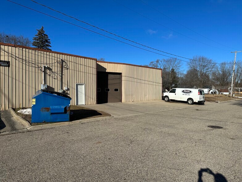 More Photos Of 546 W 5th St, Clare Flex For Sale