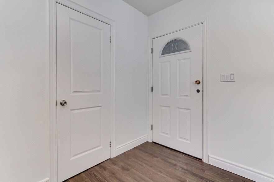 More Photos Of 395 Bay St W, Brock Office For Sale