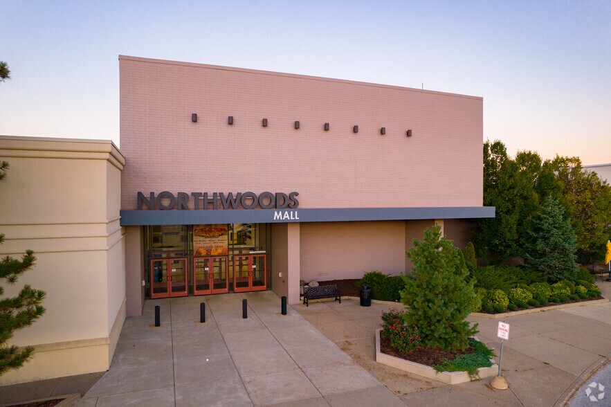 More Photos Of 2200 W War Memorial Dr, Peoria Department Store For Lease