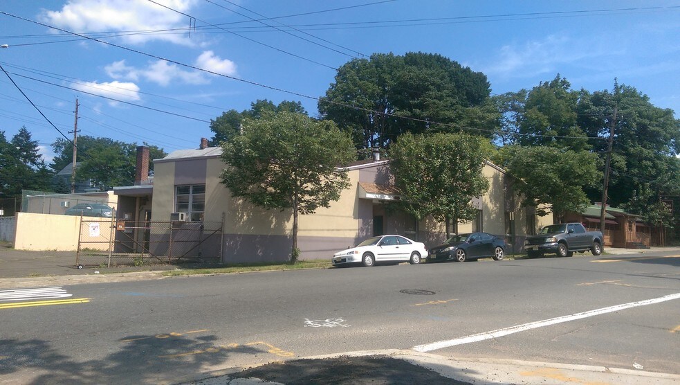 Primary Photo Of 425 Paterson Ave, East Rutherford Light Distribution For Sale