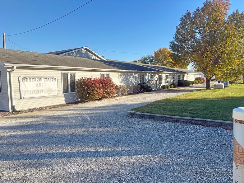 More Photos Of 1325 N Broad St, Carlinville Industrial For Sale