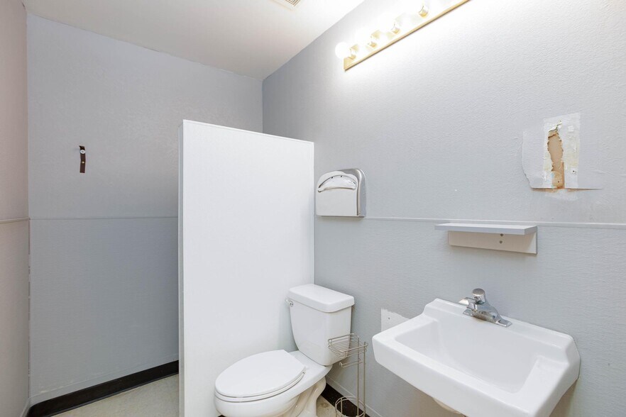 More Photos Of 872 E Sahara Ave, Las Vegas Medical For Lease