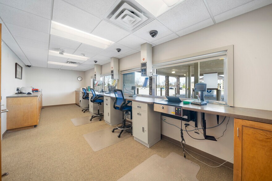 More Photos Of 7447 Riverside Pky, Tulsa Bank For Lease