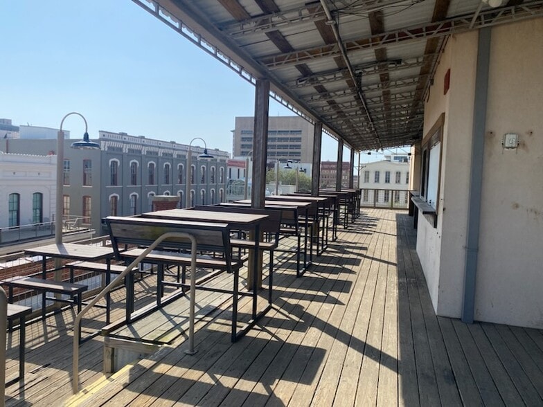 More Photos Of 111 23rd St, Galveston Bar For Lease