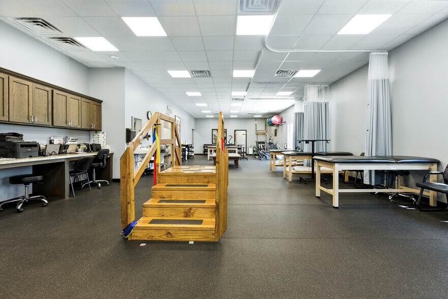 More Photos Of 2221 John Williams Blvd, Bedford Office For Sale