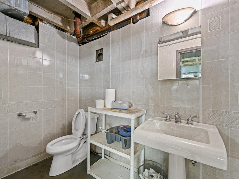 More Photos Of 1000 Century Cir, Dubuque Flex For Lease