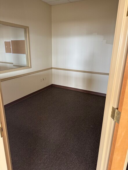 More Photos Of 1418 E 4th Ave, Hutchinson Freestanding For Sale