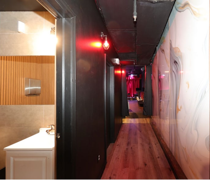 More Photos Of 212 E 52nd St, New York Storefront Retail Office For Lease