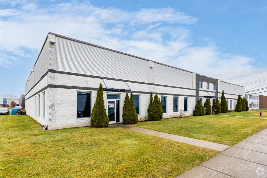 Primary Photo Of 310-330 Rue Mccaffrey, Montréal Warehouse For Lease