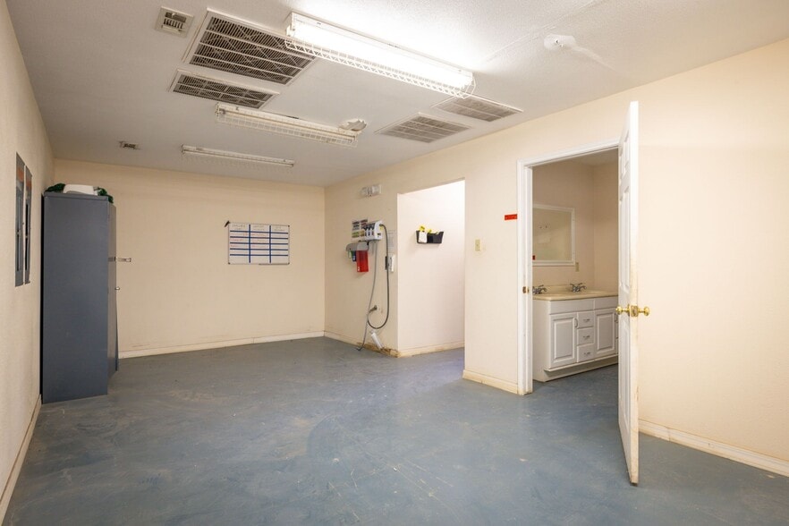 More Photos Of 180 Spring Mountain Dr, Canyon Lake Distribution For Sale