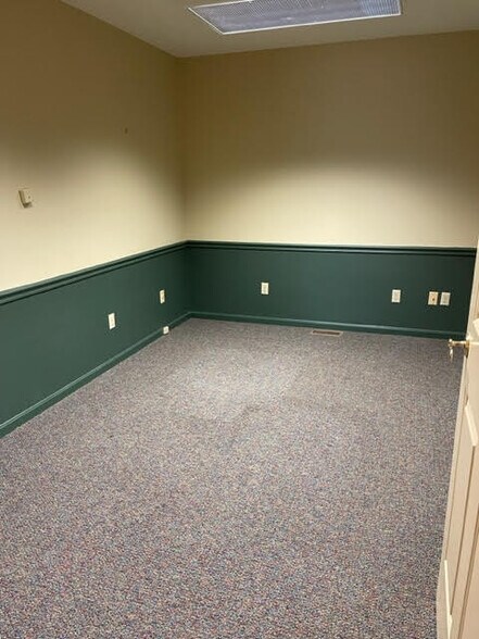 More Photos Of 1060-1066 Summit Dr, Middletown Medical For Sale